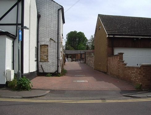 TN020 Now entrance to I R Quince Stoneworks in High Street   22 4 07.jpg